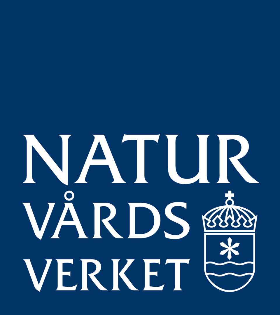 Logotyp för Naturvårdsverket med blå bakgrund och vit text. En symbol nere till höger.