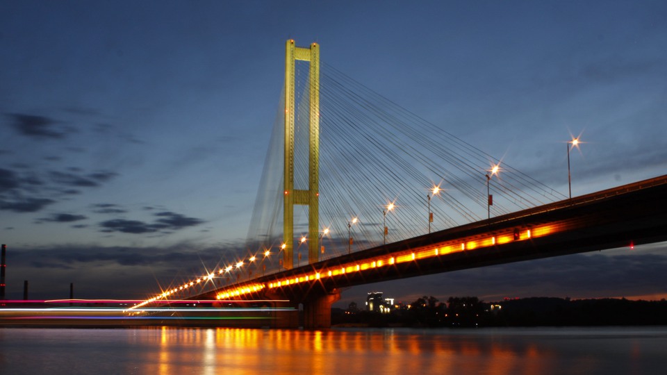 Nattlig vy över bro i Kiev