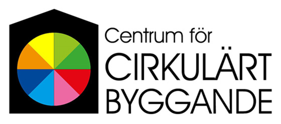 Logotyp för Centrum för cirkulärt byggande. Hus till vänster med cirkel med färgade fält, texten till höger.